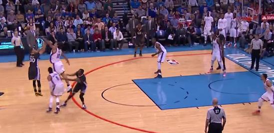  库里三分绝杀雷霆迎五连胜  